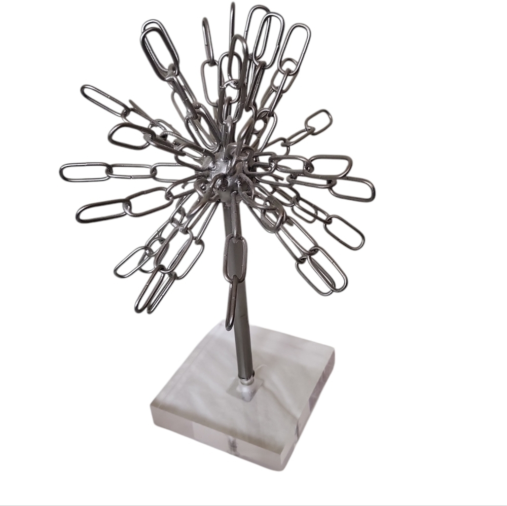 DecMode Round Silver Metal Chain Star On Acrylic Base, 8" X 12